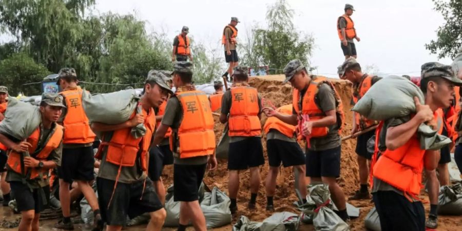 Sandsäcke schleppende Soldaten in Jiujiang