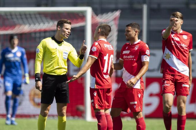 Urs Schnyder (links) pfiff in dieser Saison 14 Mal in der Super League. Super League