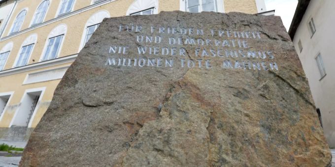 Der Mahnstein vor Adolf Hitlers Geburtshaus. Hitler-Geburtshaus