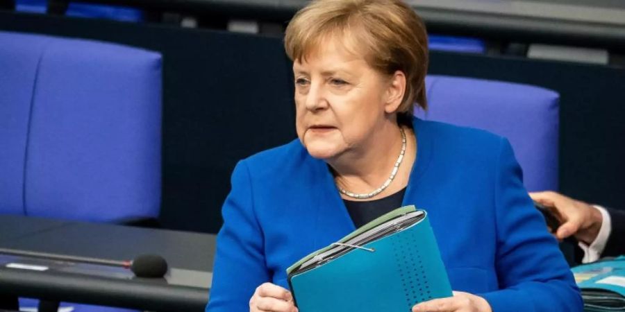 Bundeskanzlerin Merkel sprach bei einer Befragung durch Abgeordnete im Bundestag von einer «hybriden Kriegsführung» Russlands. Foto: Michael Kappeler/dpa