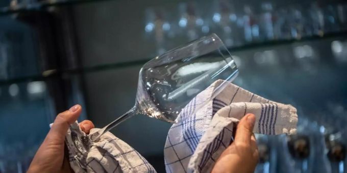 Restaurantbesuche werden in Deutschland wieder unmöglich. Foto: Sina Schuldt/dpa deutschland