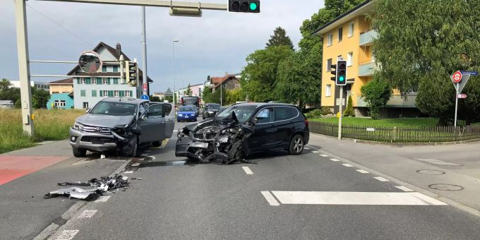 Emmen LU: Frontalkollision – zwei Personen leicht verletzt. Emmen Frontalkollision Personen verletzt