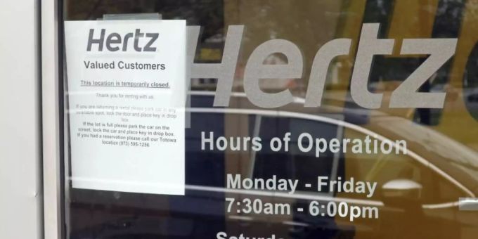 Hertz ist einer der grössten Leihwagenfirmen weltweit und vermietet Fahrzeuge unter anderem auch unter den Firmennamen Dollar und Thrifty. Foto: Ted Shaffrey/AP/dpa Hertz ist einer der grössten Leihwagenfirmen weltweit und vermietet Fahrzeuge unter anderem auch unter den Firmennamen Dollar und Thrifty. Foto: Ted Shaffrey/AP/dpa