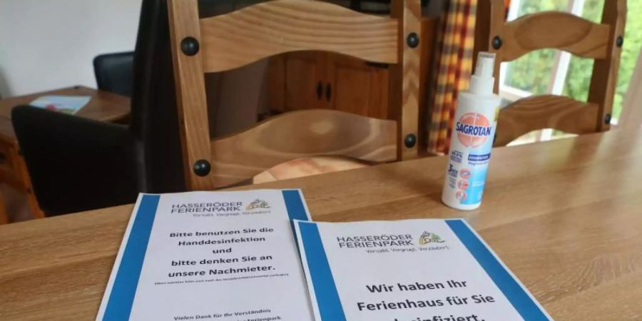 Ausdrucke mit Hygienehinweisen liegen auf einem einen Tisch eines Ferienhauses im Hasseröder Ferienpark in Wernigerode. Foto: Matthias Bein/dpa-Zentralbild/dpa