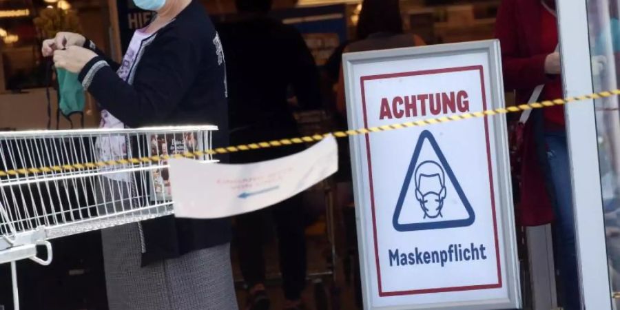 Zur Eindämmung des Coronavirus gilt seit Wochen eine Pflicht zum Tragen einer Mund-Nasen-Schutzmaske im öffentlichen Nahverkehr und beim Einkaufen. Foto: Wolfgang Kumm/dpa
