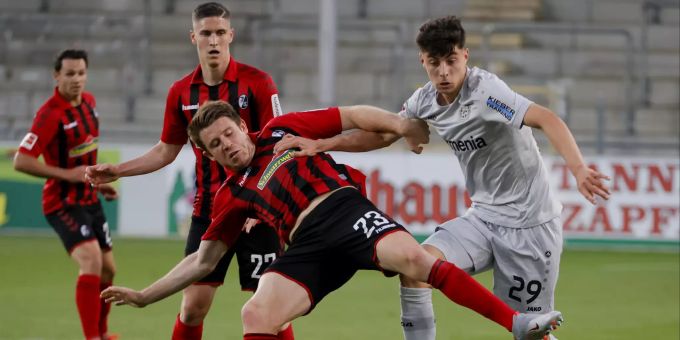 Kai Havertz (r.) trifft schon wieder. Der 20-Jährige ist bei Bayer Leverkusen aktuell der Mann der Stunde. Kai Havertz