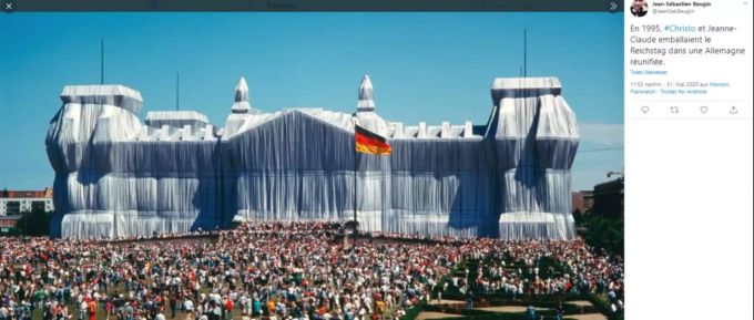 Eines der bekanntesten Kunstwerke von Christo: in 1995 verhüllte er den deutschen Reichstag. reichstag christo