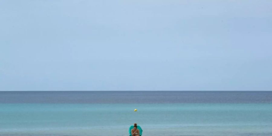 Frau am Strand von Palma de Mallorca