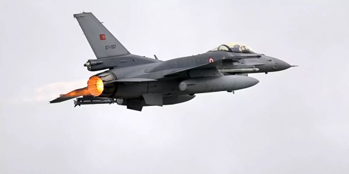 Ein Kampfflugzeug der türkischen Luftwaffe vom Typ F-16 startet vom Flugplatz Wittmund aus. Kampfflugzeug
