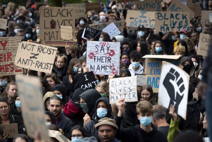 In Lausanne gingen am Sonntag tausende Schweizerinnen und Schweizer auf die Strasse. Die Abstandsregeln wurden dabei grosszügig ignoriert. Lausanne Demonstration Rassimus