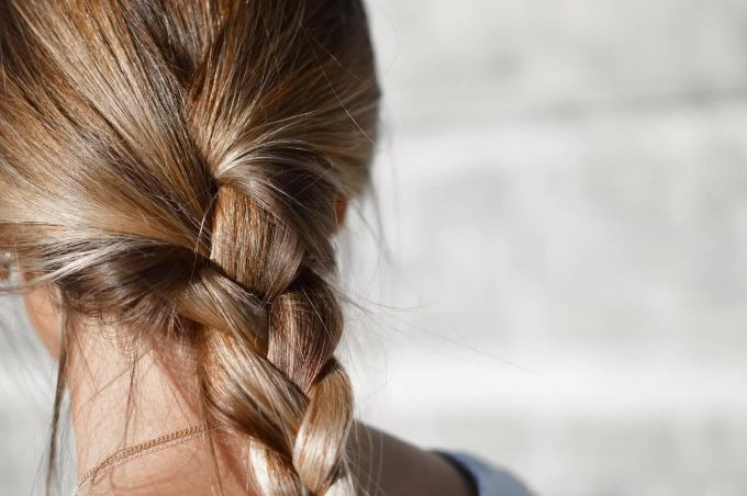 Zum Spenden die Haare bitte zu einem solchen Zopf binden. Haare zu Zopf gebunden