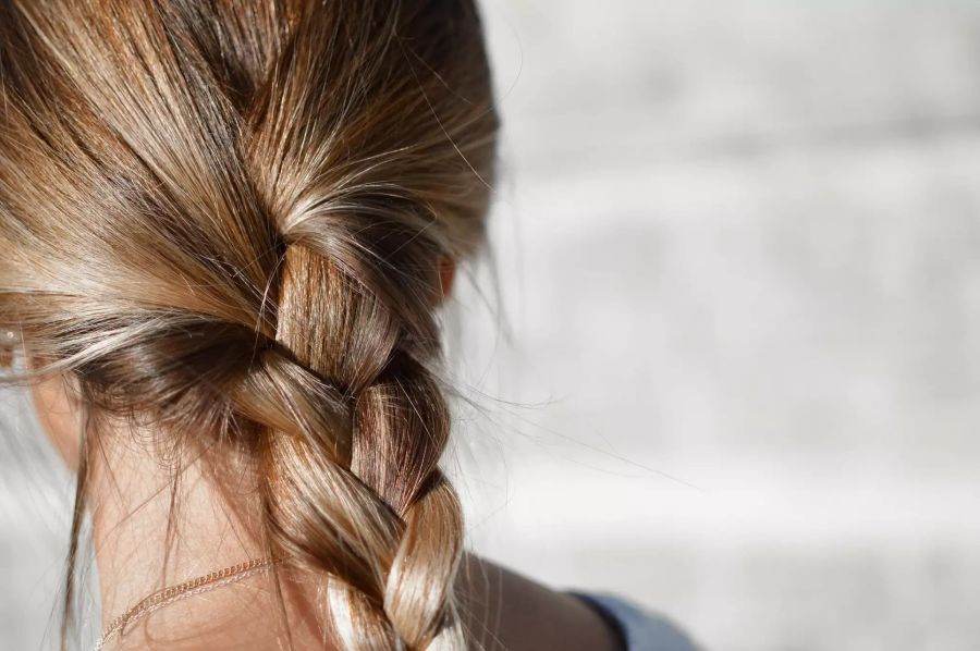 Haare zu Zopf gebunden