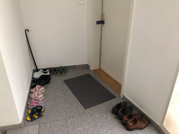 Die Schuhe der Toten stehen akkurat vor der Wohnungstür.