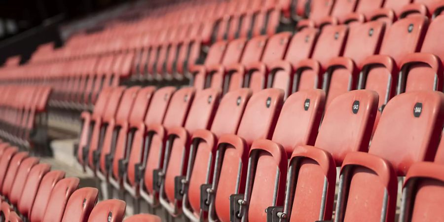 Leere Ränge in den Stadien: Nun gibt es auch Bundesgelder für die Profiligen. Das hat der Nationalrat beschlossen. (Archivbild)