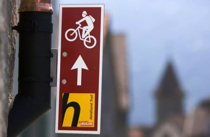 Ein Wegweiser für einen Mountainbike-Trail (Symbolbild). Mountainbike Weg