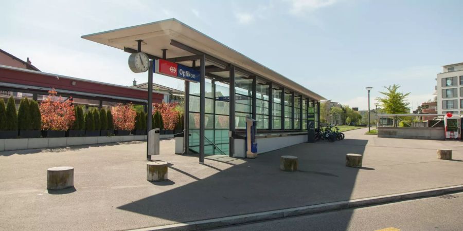 Der Bahnhof Opfikon.