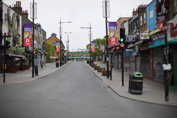17.04.2020, Grossbritannien, London: Auf der sonst stark belebten Camden High Street ist niemand unterwegs. Foto: Tim Ireland/XinHua/dpa +++ dpa-Bildfunk +++ Coronavirus - Grossbritannien