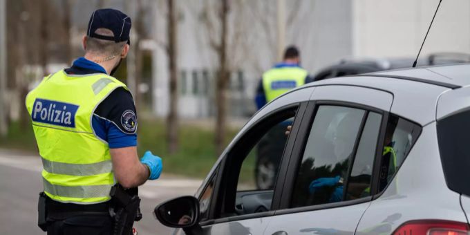 Die Polizei führt eine Kontrolle durch. Regensdorf