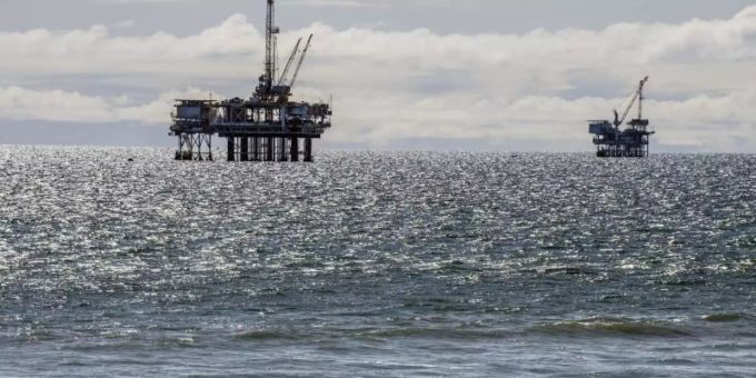 Offshore-Bohrplattformen auf der Suche nach Erdöl vor dem Huntington Dog Beach. Foto: Leonard Ortiz/Orange County Register via ZUMA/dpa Erdöl