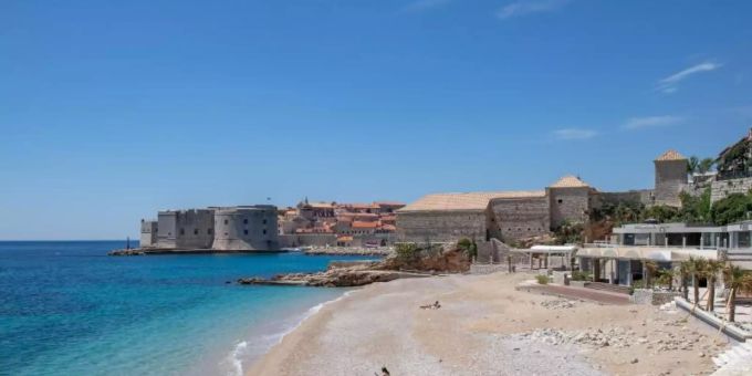 Mit seinen vielen Buchten und Inseln ist Kroatien bei deutschen Urlaubern beliebt. Doch trotz verschärfter Sicherheitsvorkehrungen in den Ferienorten werden wohl viele von ihnen diesmal fern bleiben. Foto: Grgo Jelavic/Pixsell via XinHua/dpa Mit seinen vielen Buchten und Inseln ist Kroatien bei deutschen Urlaubern beliebt. Doch trotz verschärfter Sicherheitsvorkehrungen in den Ferienorten werden wohl viele von ihnen diesmal fern bleiben. Foto: Grgo Jelavic/Pixsell via XinHua/dpa