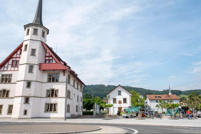Der Markt findet immer neben  dem Hotel Zum Schneggen statt.