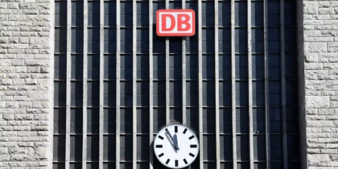 Logo der Deutschen Bahn am Hauptbahnhof in Stuttgart deutsche bahn roundup