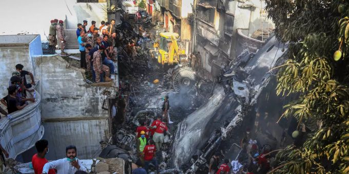 Freiwillige Helfer und Einsatzkräfte suchen am 22. Mai nach Überlebenden, nachdem ein Flugzeug in einem Wohngebiet in Karachi abgestürzt ist. Flugzeug-Absturz in Pakistan