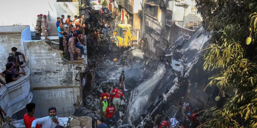 Flugzeug-Absturz in Pakistan