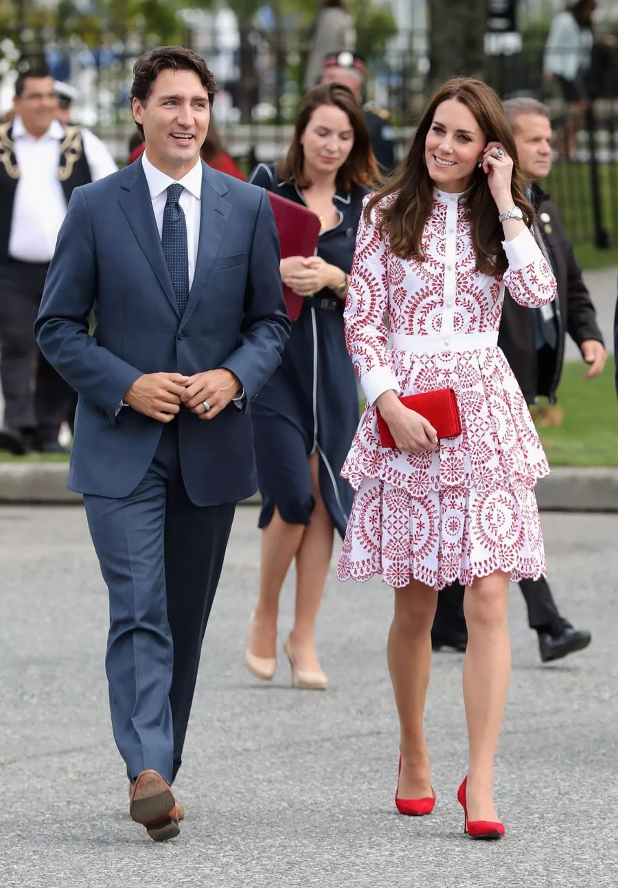 Kate trug das Kleid in Rot. 2016 beim Besuch im kanadischen Vancouver, hier mit Premier Justin Trudeau.