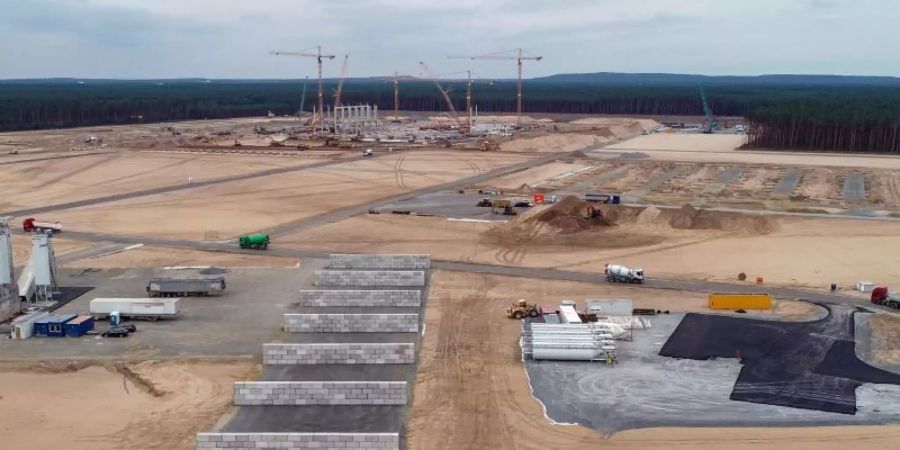 Kräne und erste Pfeiler für die künftigen Tesla Giga-Factory sind auf dem Baugelände zu sehen. Foto: Patrick Pleul/dpa-Zentralbild/ZB