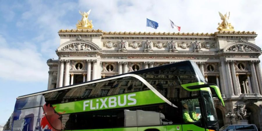 Ein Flixbus vor der Pariser Oper