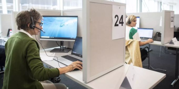 Eine Frau arbeitet als Contact-Tracerin gegen die Verbreitung des Coronavirus. kontaktpersonennachverfolgung