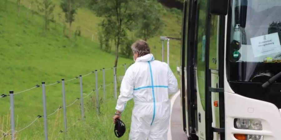 Bei Obergünzburg verlässt ein Mitarbeiter der Spurensicherung den Linienbus. Foto: Benjamin Liss/dpa