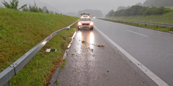 Ein unbekannter Autofahrer oder eine unbekannte Autofahrerin verursachte am Samstagmorgen auf der Autobahn A7 bei Gachnang einen Selbstunfall und beschädigte die Leitplanke. Die Kantonspolizei Thurgau sucht Zeugen. maserati