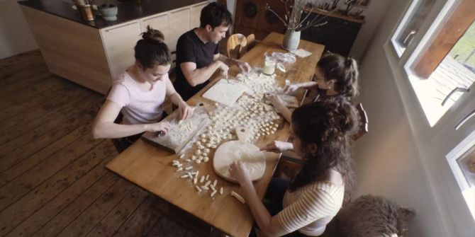 Pasta formen mit der ganzen Familie