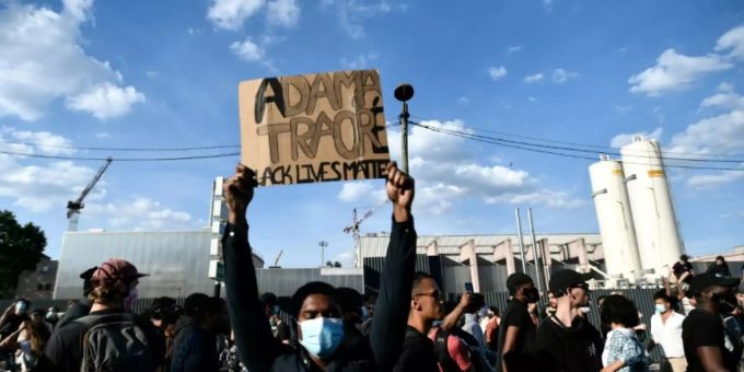 Paris - 20.000 Menschen protestieren in Paris trotz Verbots gegen Polizeigewalt