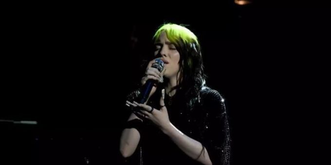 Billie Eilish singt am Blackout Tuesday und gedenkt damit George Floyd. billie eilish