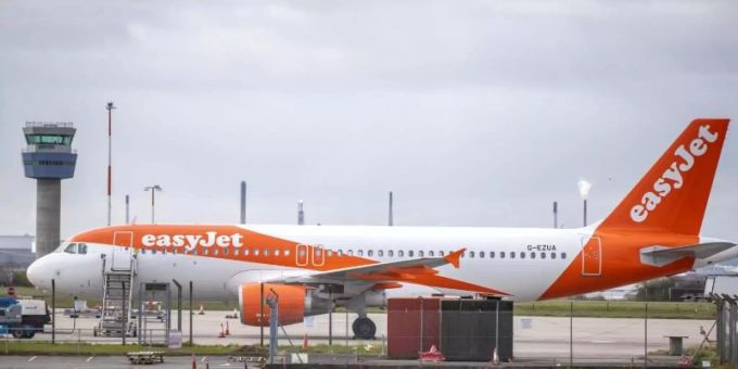 Ein Flugzeug der britischen Fluggesellschaft Easyjet steht auf der Rollbahn des John Lennon Flughafens in Liverpool. Foto: Peter Byrne/PA Wire/dpa Ein Flugzeug der britischen Fluggesellschaft Easyjet steht auf der Rollbahn des John Lennon Flughafens in Liverpool. Foto: Peter Byrne/PA Wire/dpa