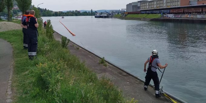 Am Freitagmorgen wurden auf dem Rhein bei Birsfelden Ölschlieren festgestellt. Birsfelden BL