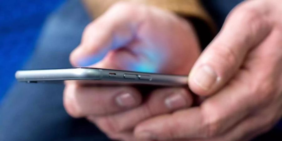 Laut Bundesinnenminister Seehofer ist es das Ziel, die Warn-App europaweit einsetzbar zu machen. Foto: Hauke-Christian Dittrich/dpa