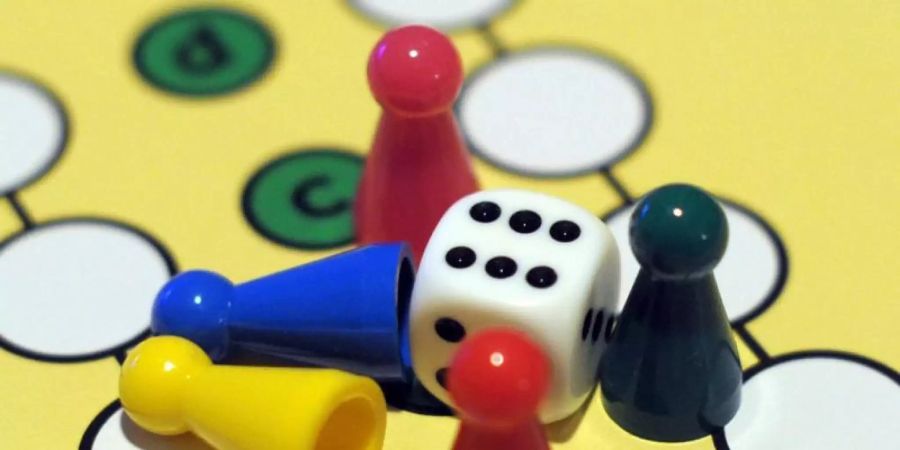 Egal ob im Freien oder mit Familie und Freunden am Wohnzimmertisch - Spielen ist nach Ansicht von Experten überaus wichtig. Foto: picture alliance / dpa