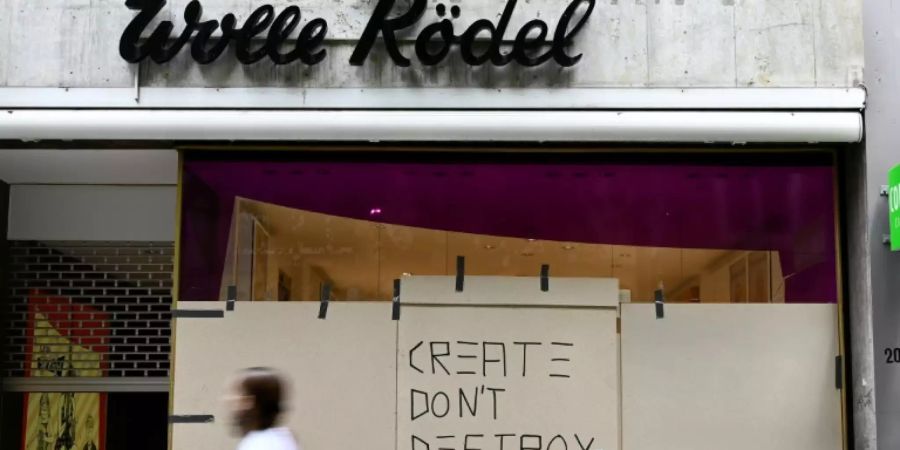 Beschädigtes Geschäft in Stuttgart