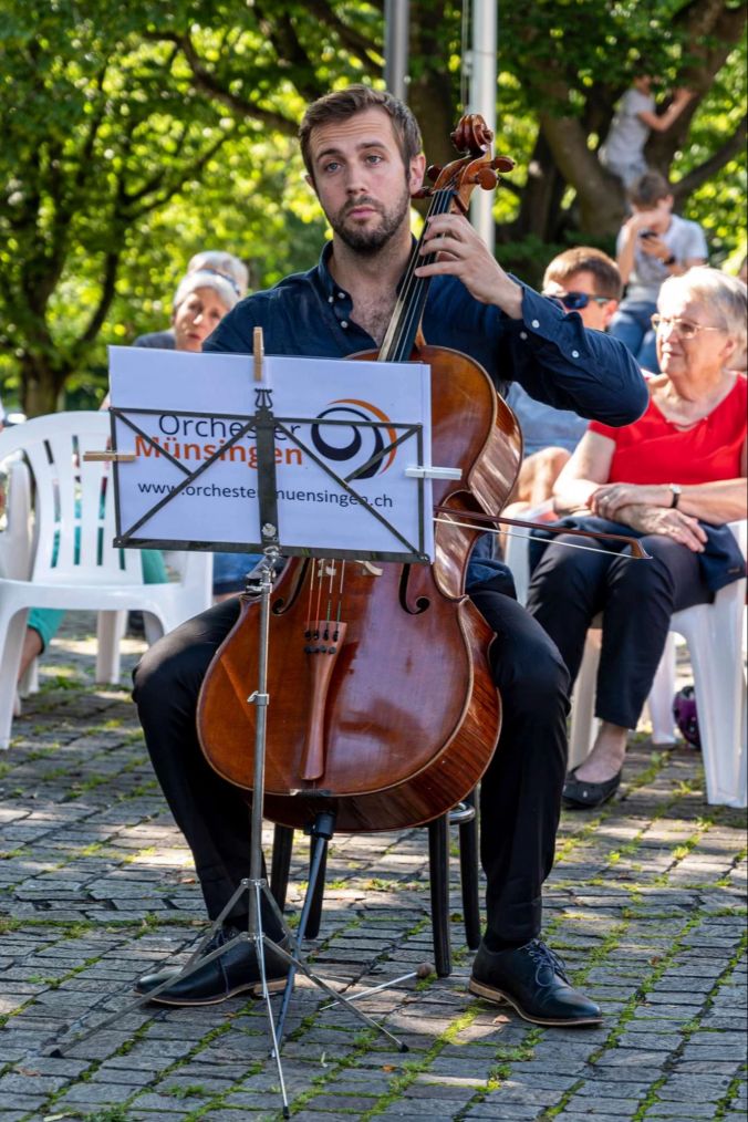 Seit Januar 2020 ist Joel Zeller, hier am Bass, Dirigent vom Orchester Münsingen.