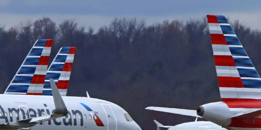 Die amerikanische Fluggesellschaft American Airlines will sich mit der Ausgabe von Wertpapieren weiteres Geld beschaffen. (Archivbild)