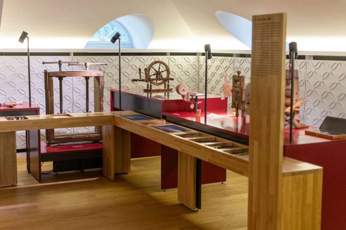 Die Ausstellung erstreckt sich über drei Stockwerken.