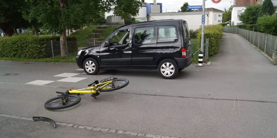 Kind prallt in Auto – Sportwagen in Mauer