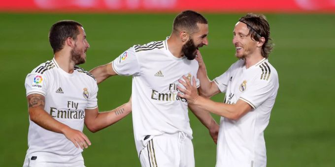 Karim Benzema (M) von Real Madrid jubelt mit seinen Mannschaftskollegen Eden Hazard (l) und Luka Modric über seinen Treffer zum 1:0. Real Madrid - FC Valencia