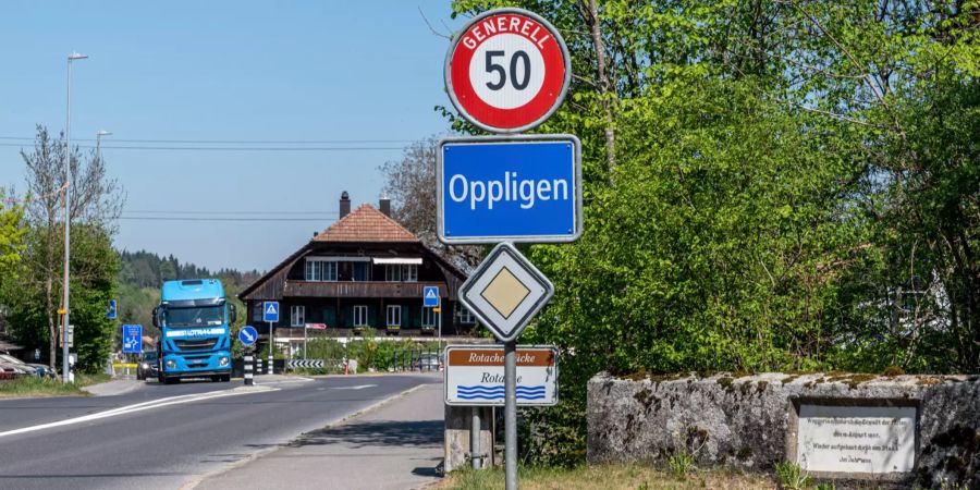 Ortsschild von Oppligen an der Kantonsstrasse bei der Brücke über die Rotache.