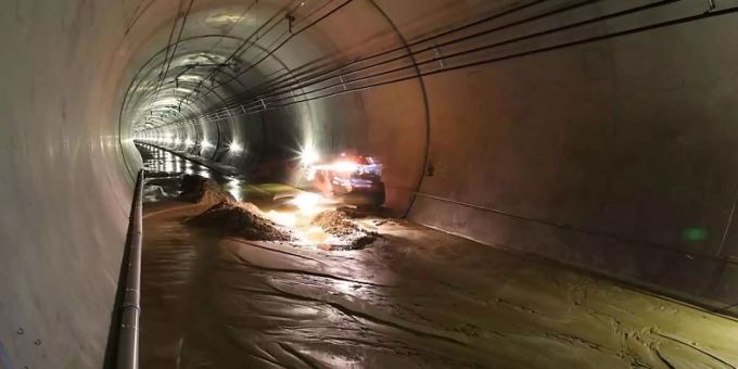 Das Bild zeigt einen Wasser-und Schlammeinbruch gegeben in der Oströhre von der Lötschberg-Basistunnel neat. Lötschberg-Basistunnel neat
