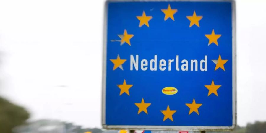 Nederland («Niederlande») steht auf einem Schild an der Grenze zwischen den Niederlanden und Deutschland. Foto: Friso Gentsch/dpa